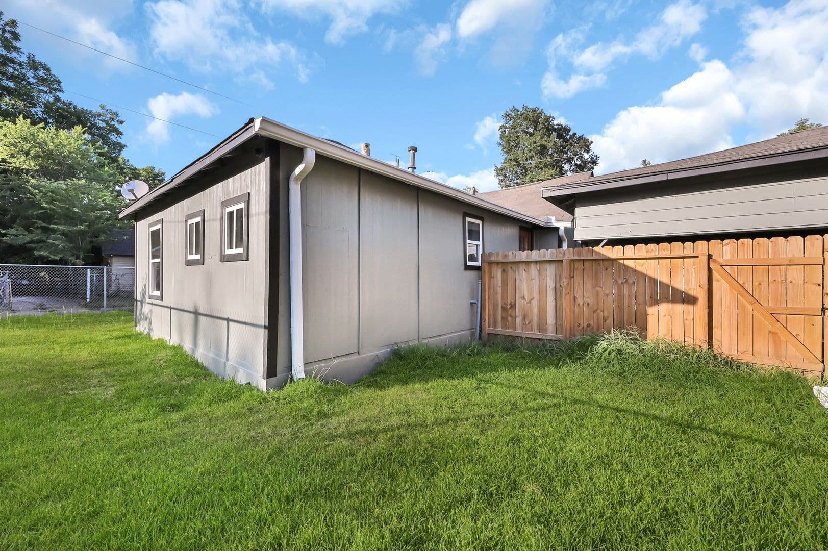 Conroe House: 601 Booker Washington St