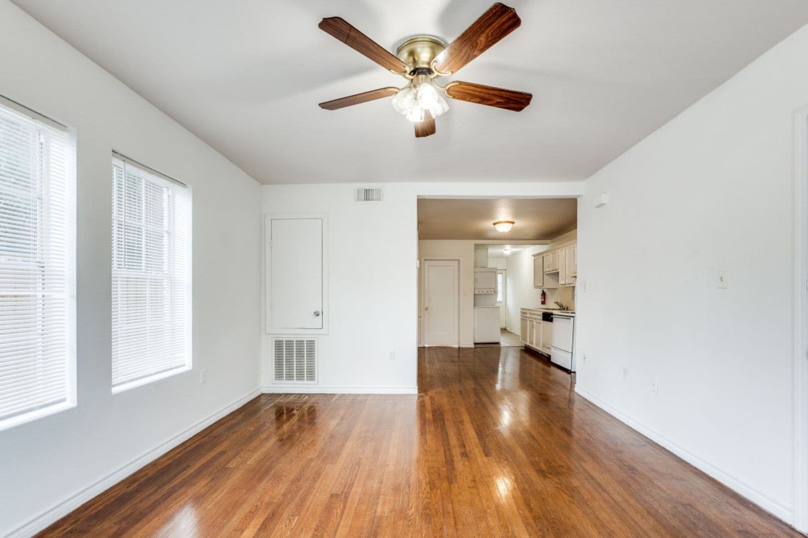 Houston Apartment: 519 W Main St - 4