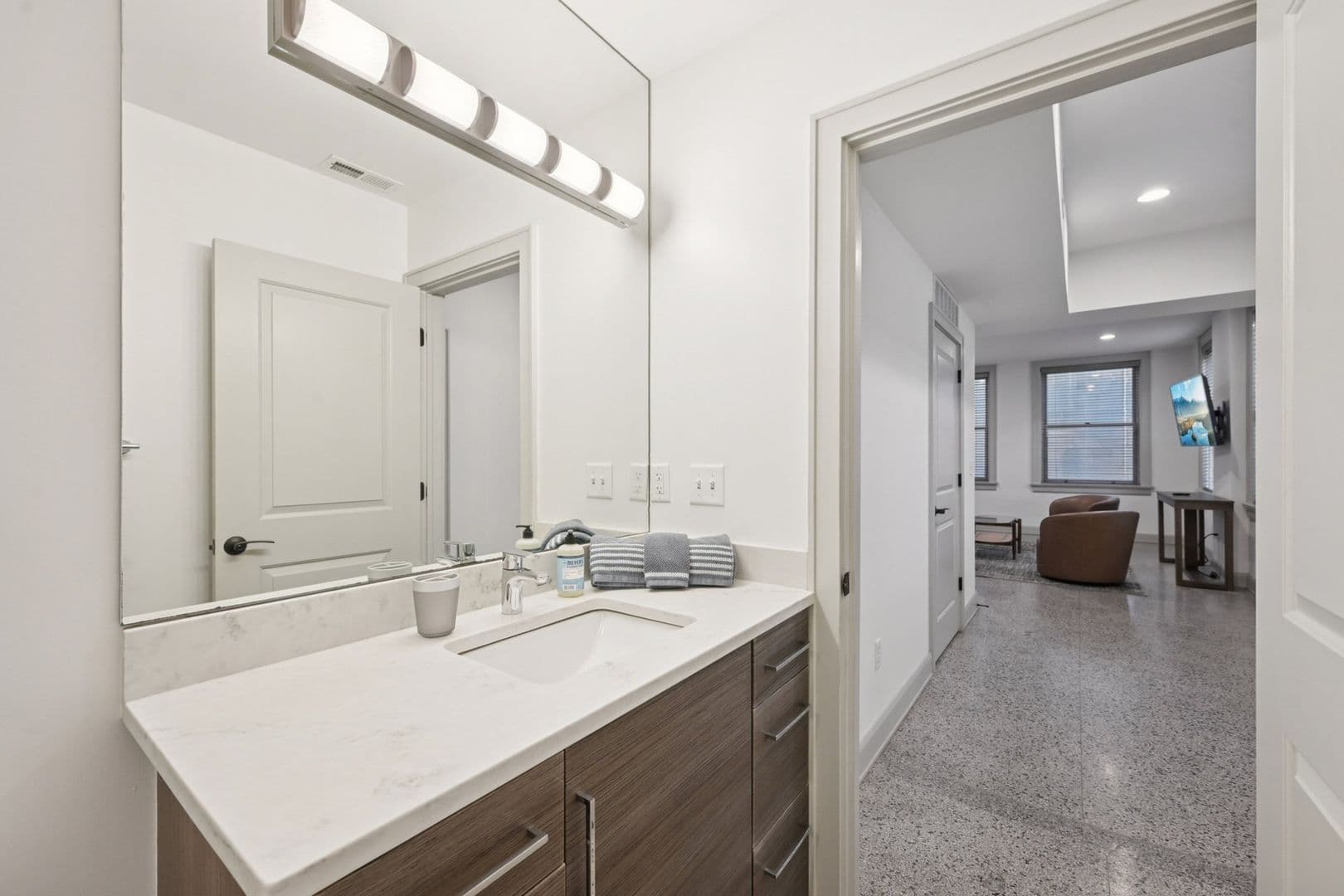 Columbus Apartment: 9 Buttles Ave