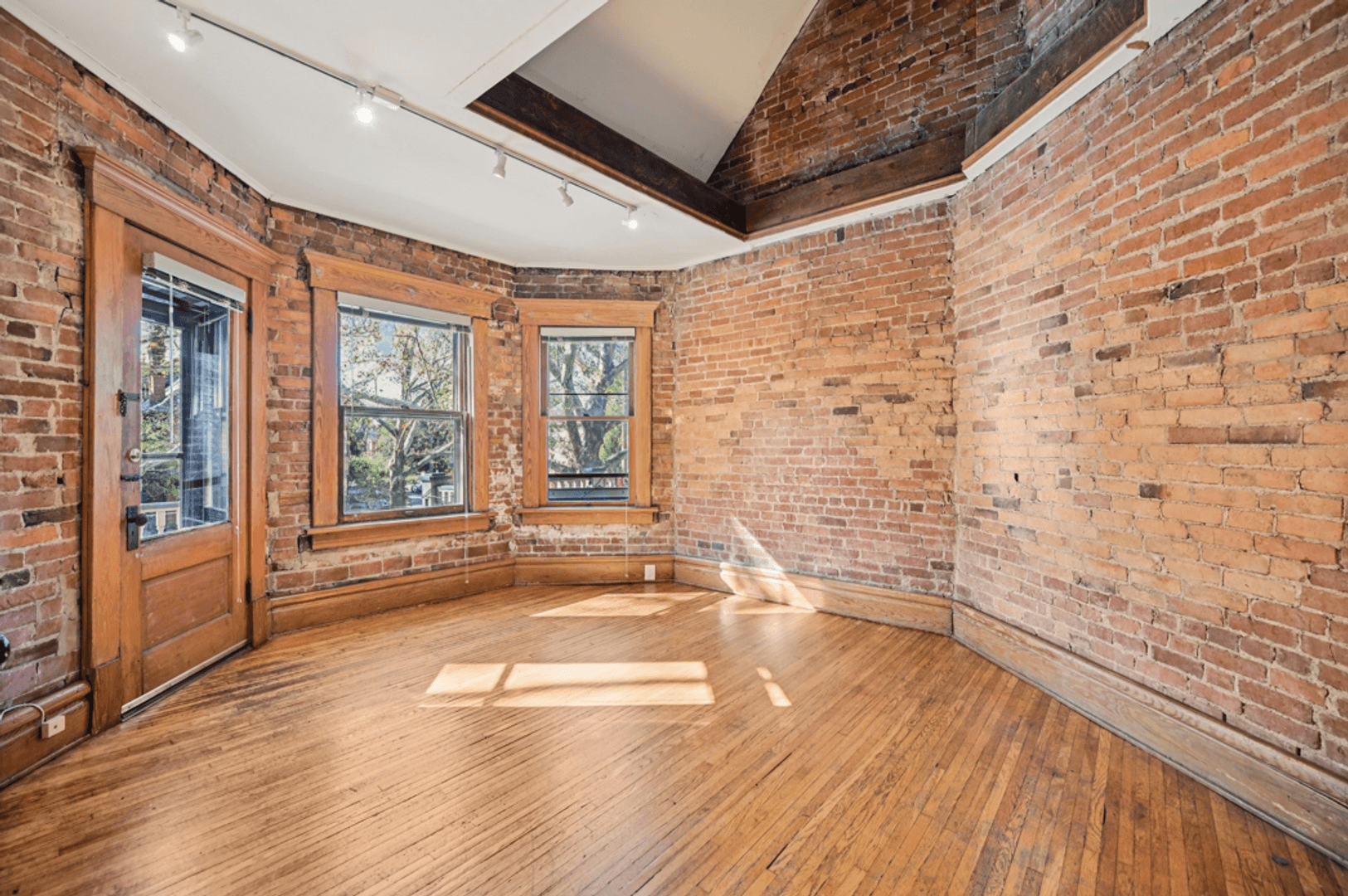 Columbus Apartment: 868-870 Neil Ave