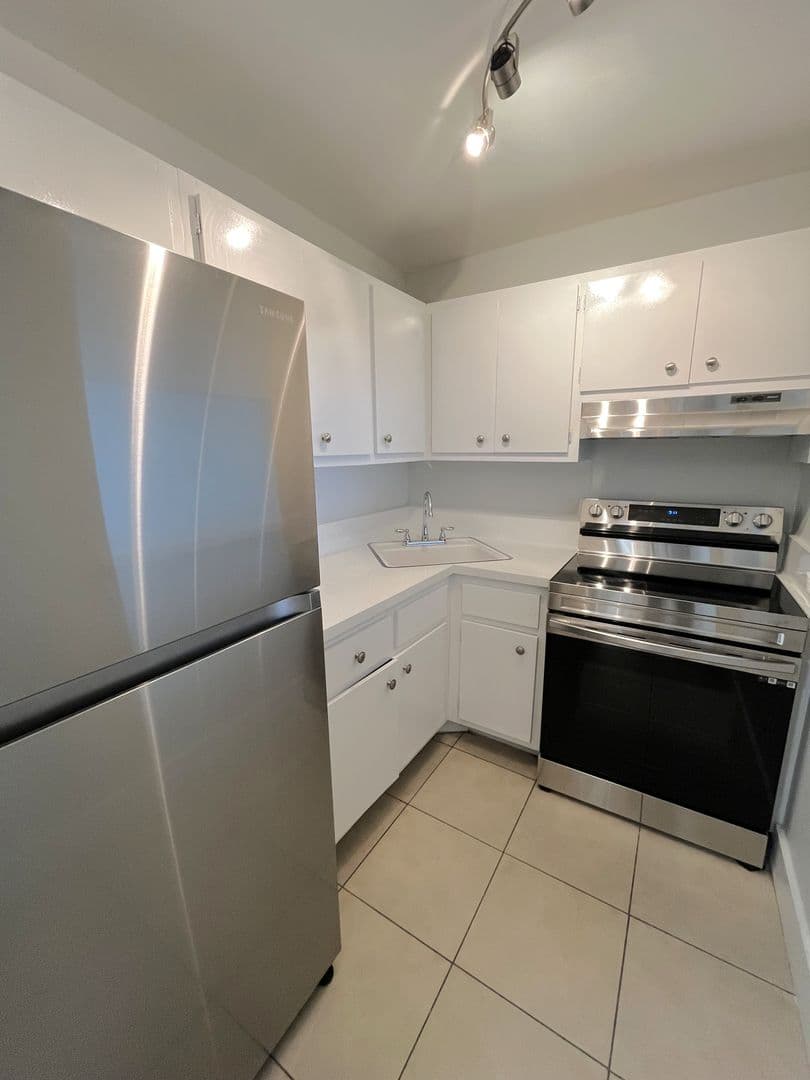 Pompano Beach Apartment: 500 E McNab Road