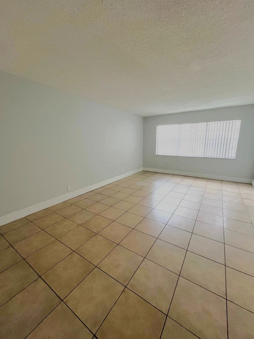 Pompano Beach Apartment: 500 E McNab Road