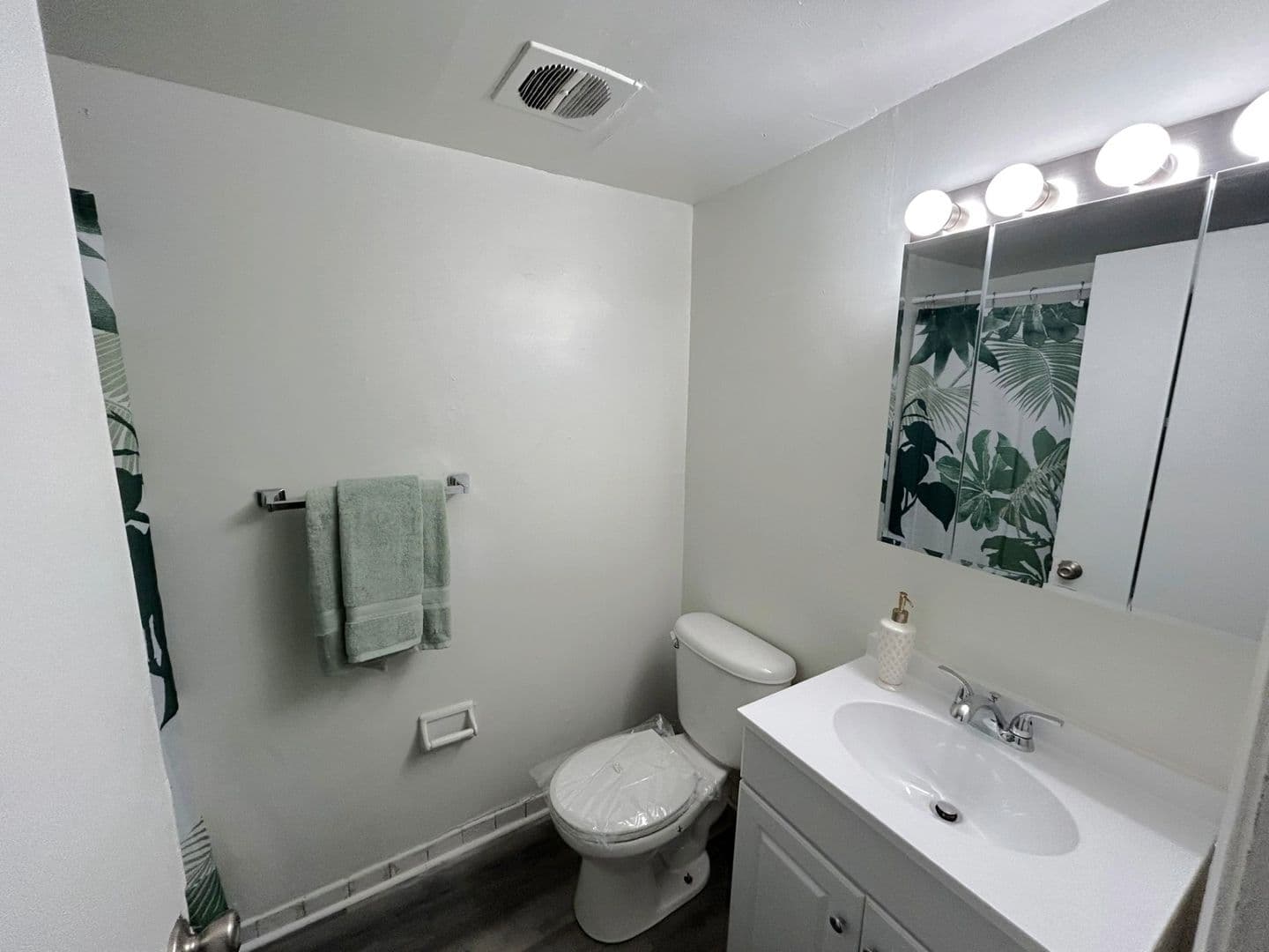 Lansdowne Apartment: 146 S Lansdowne Ave