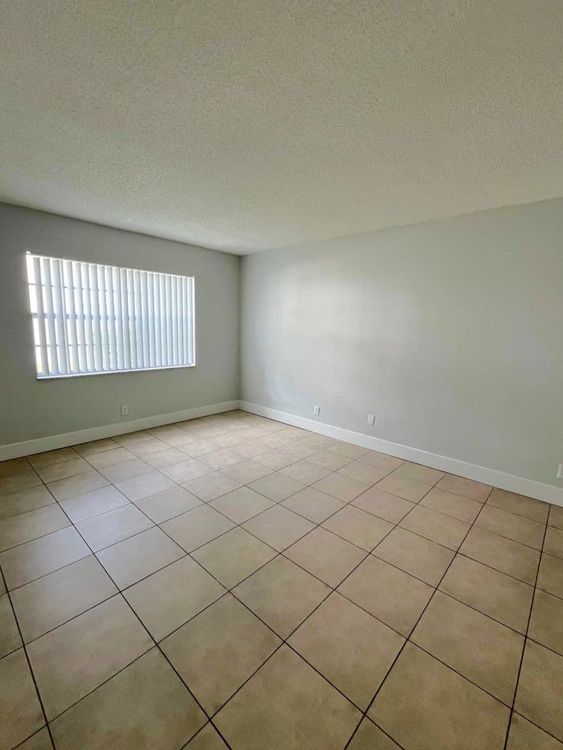 Pompano Beach Apartment: 500 E McNab Road