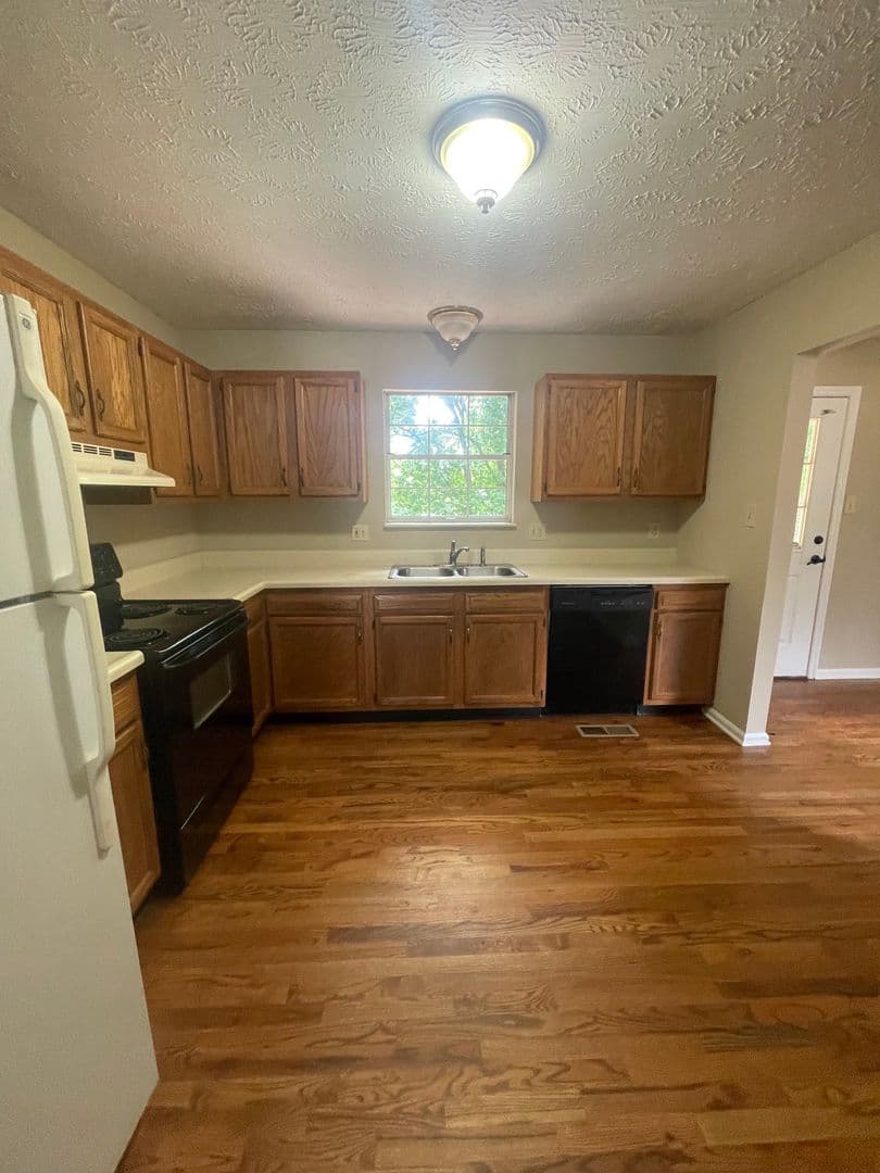 Knoxville House: 1337 Woodridge Drive