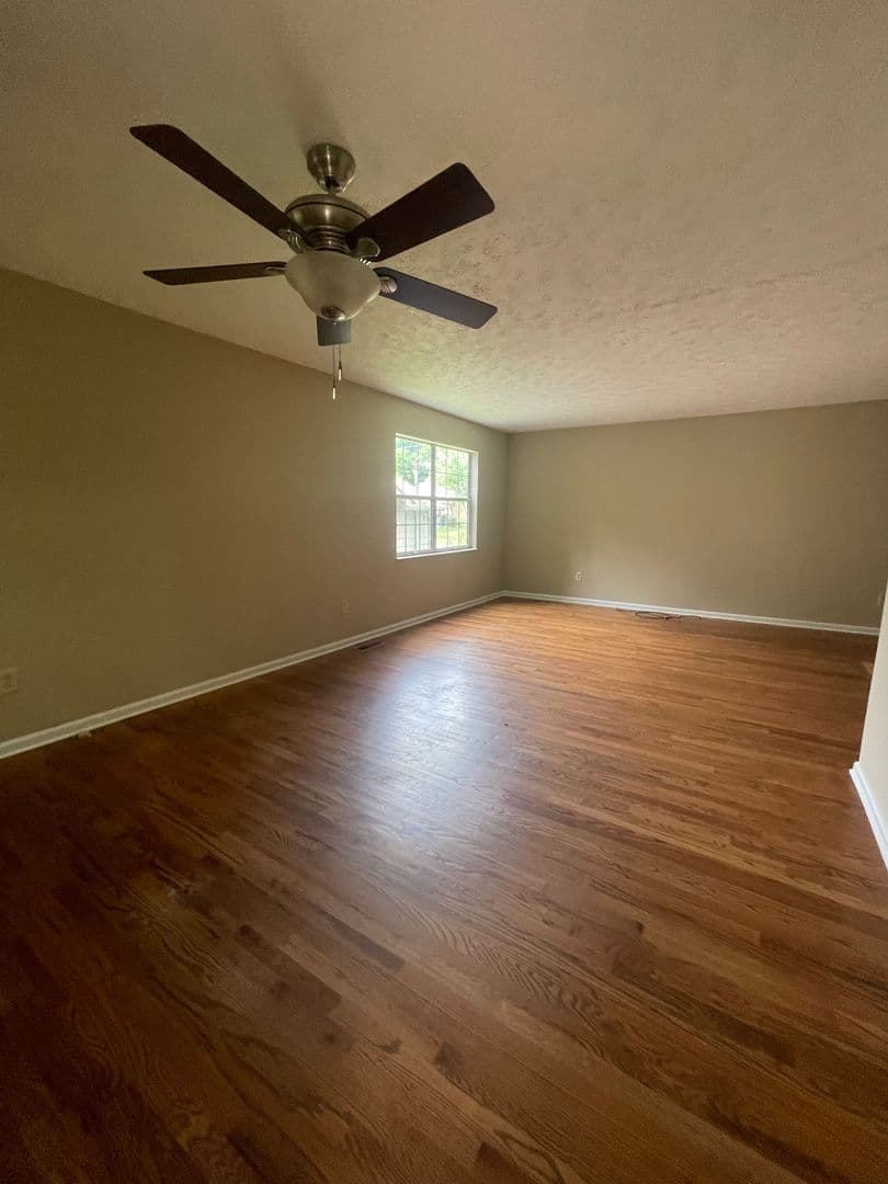 Knoxville House: 1337 Woodridge Drive