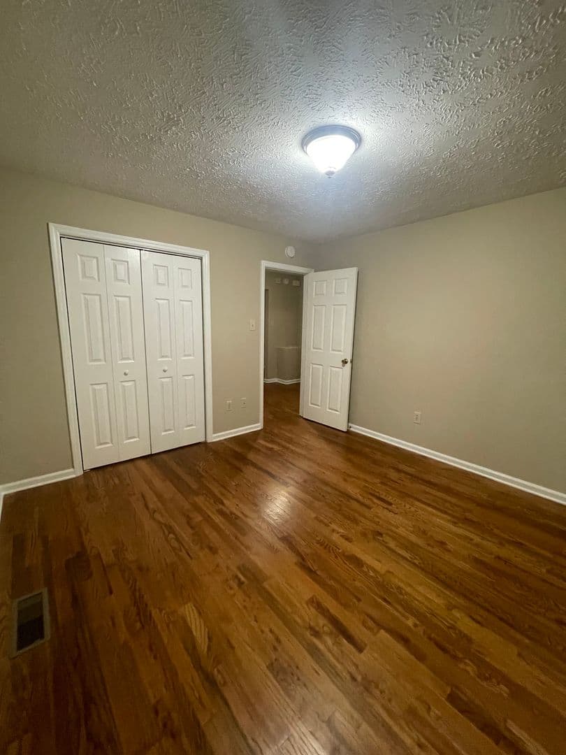 Knoxville House: 1337 Woodridge Drive