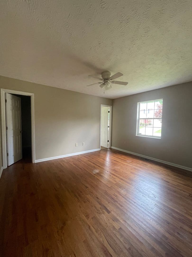 Knoxville House: 1337 Woodridge Drive