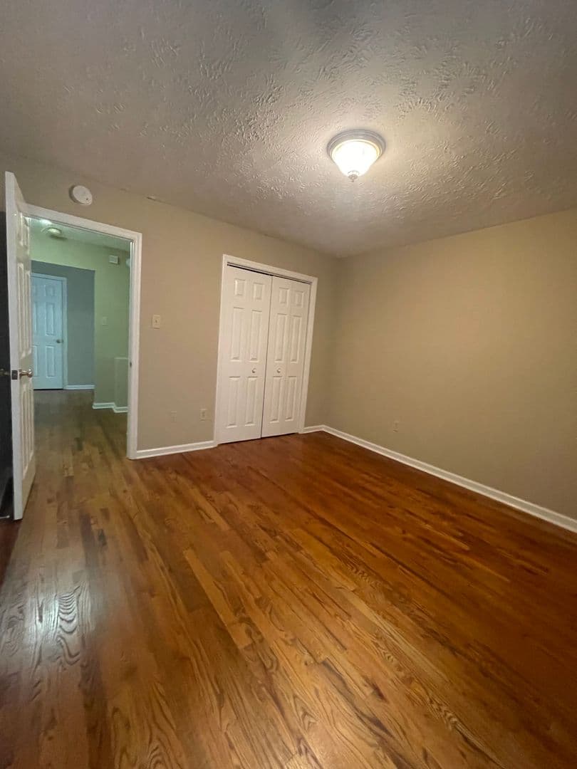 Knoxville House: 1337 Woodridge Drive