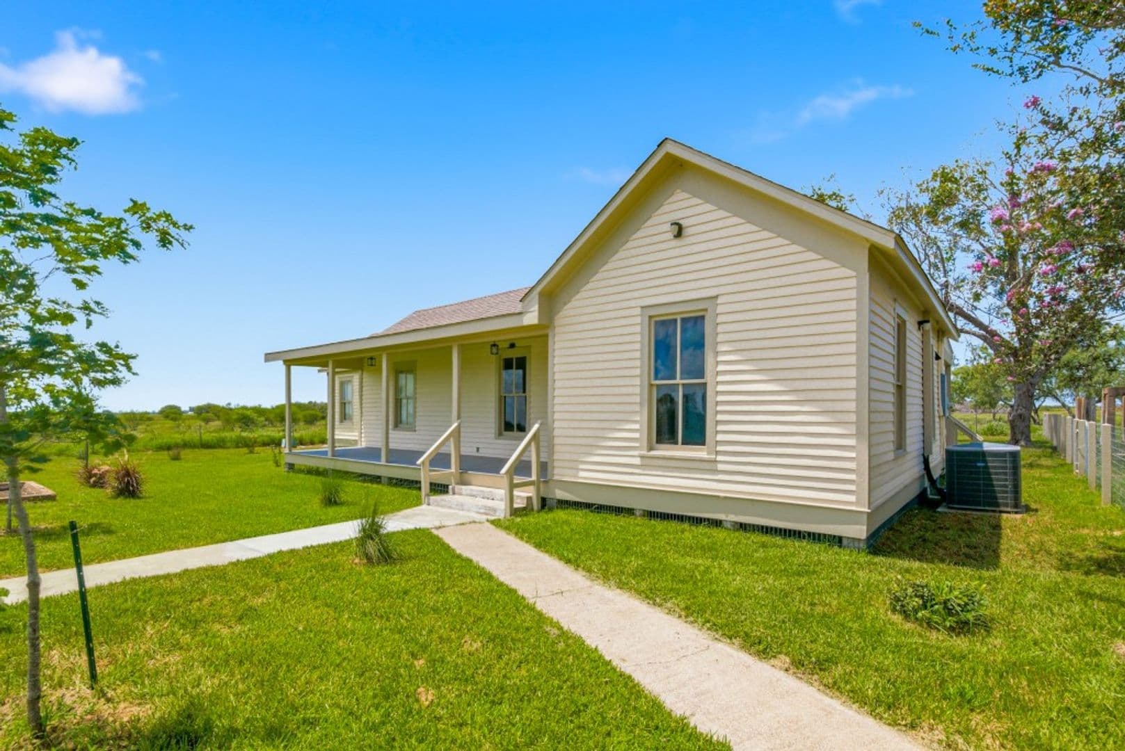Nursery House: 14851 US Hwy 87 N