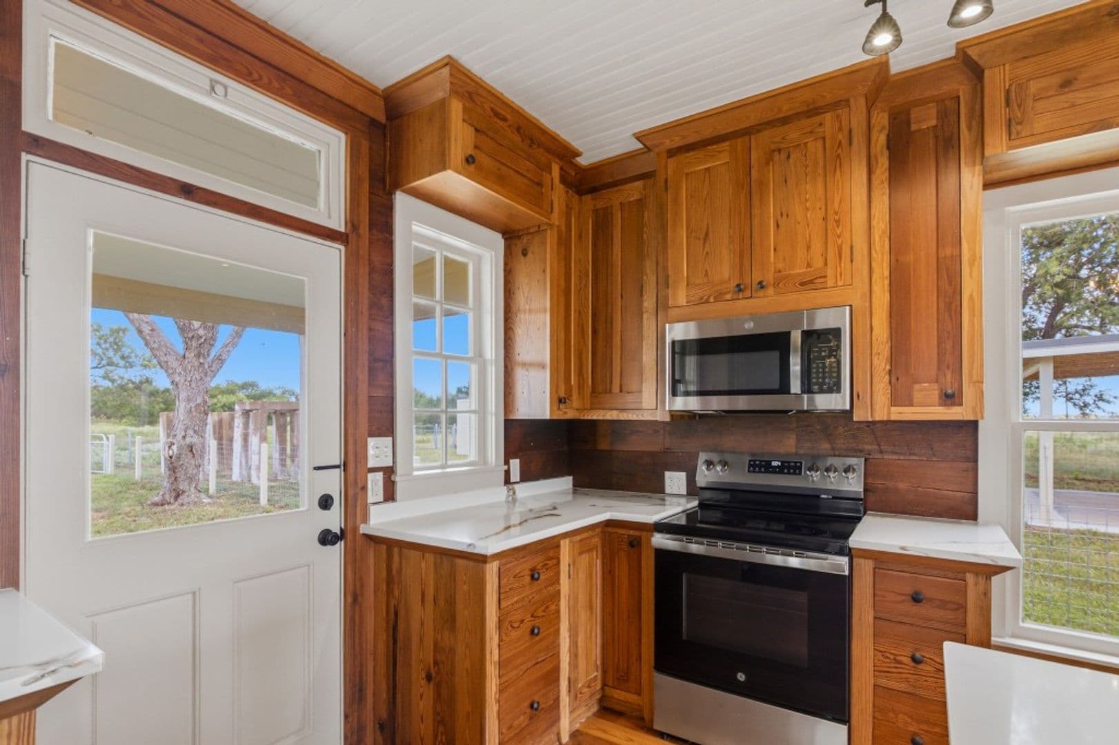 Nursery House: 14851 US Hwy 87 N