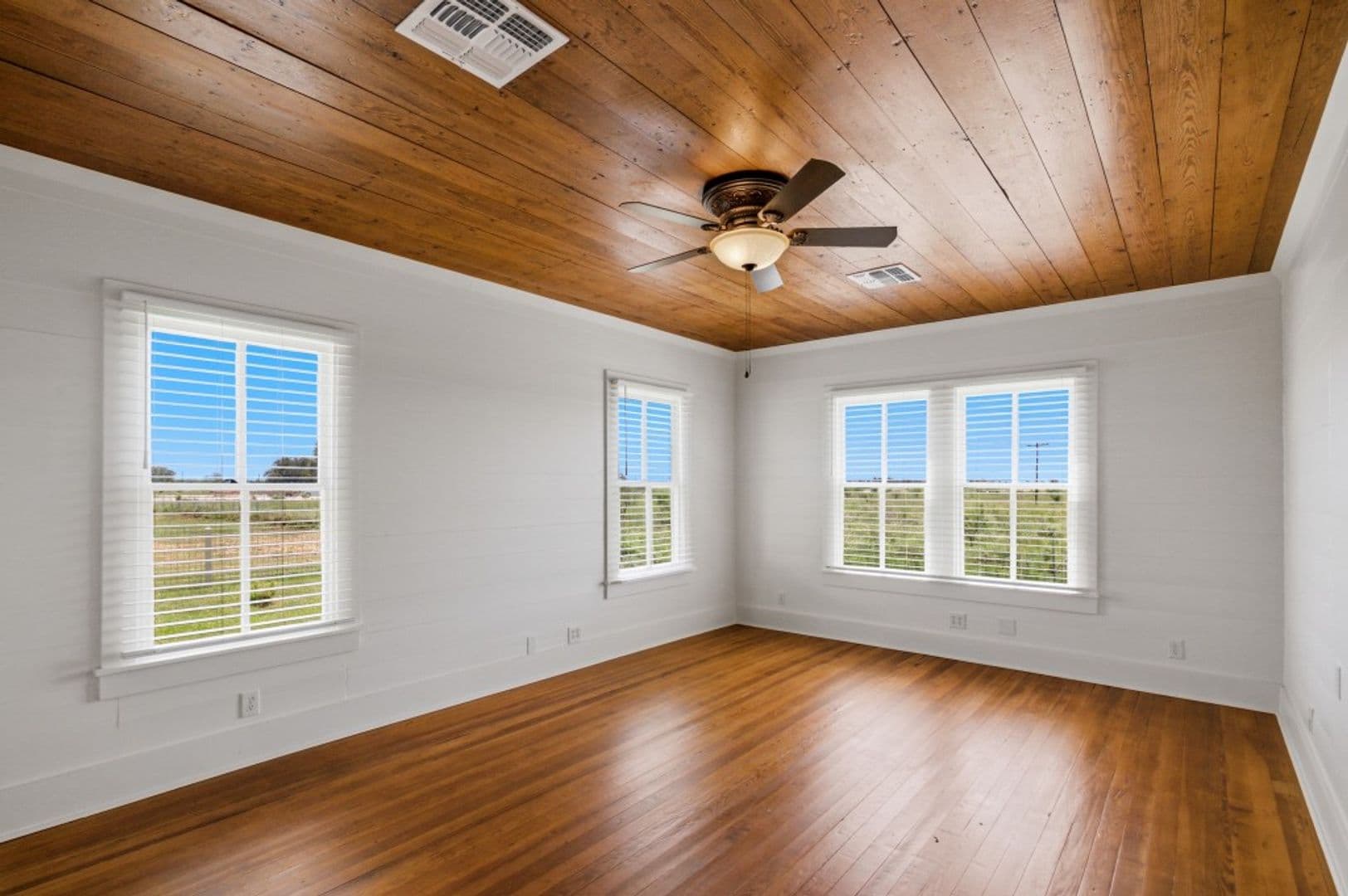 Nursery House: 14851 US Hwy 87 N