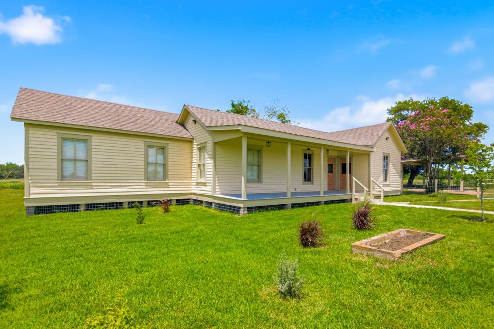 Nursery House: 14851 US Hwy 87 N