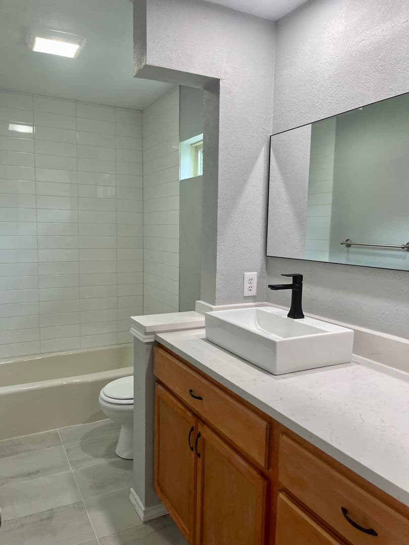 River Oaks House: 5021 Blackstone Dr