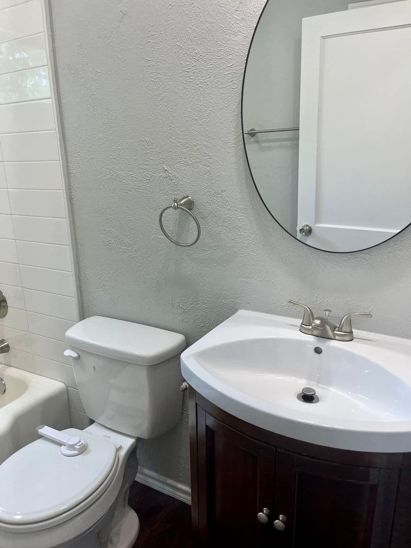 River Oaks House: 5021 Blackstone Dr