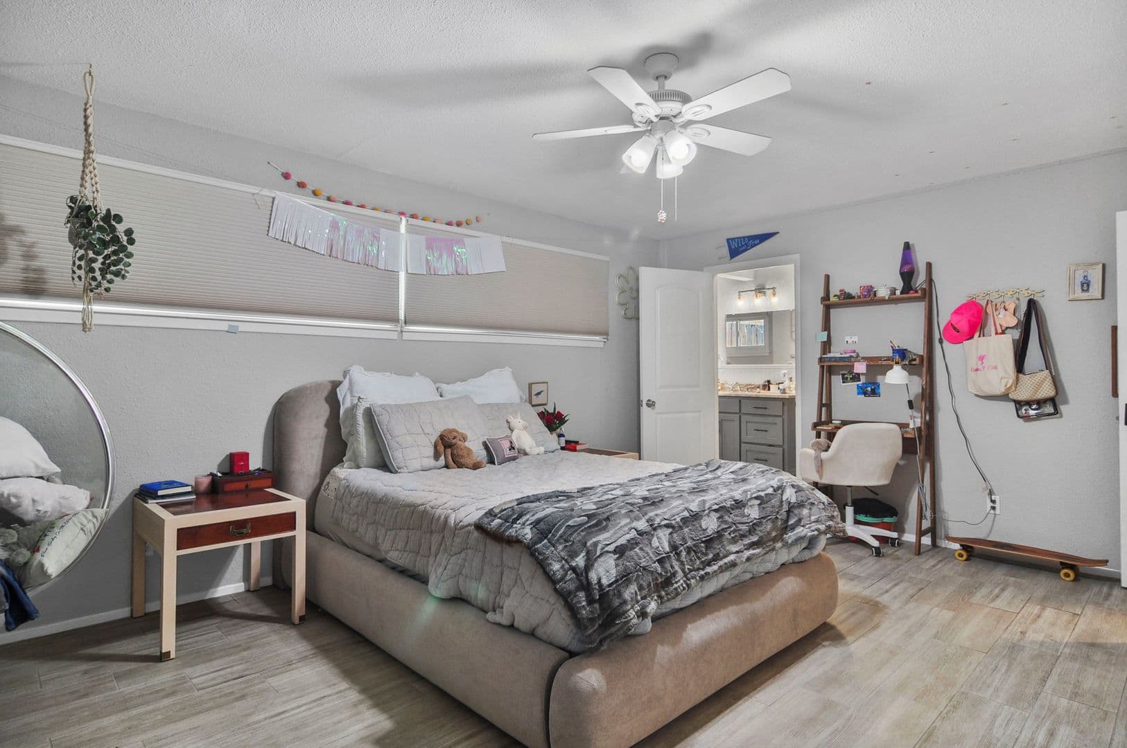 Fort Worth House: 2733 Sandage Ave
