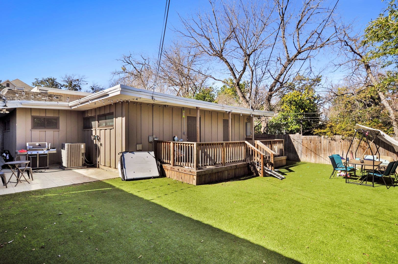 Fort Worth House: 2733 Sandage Ave