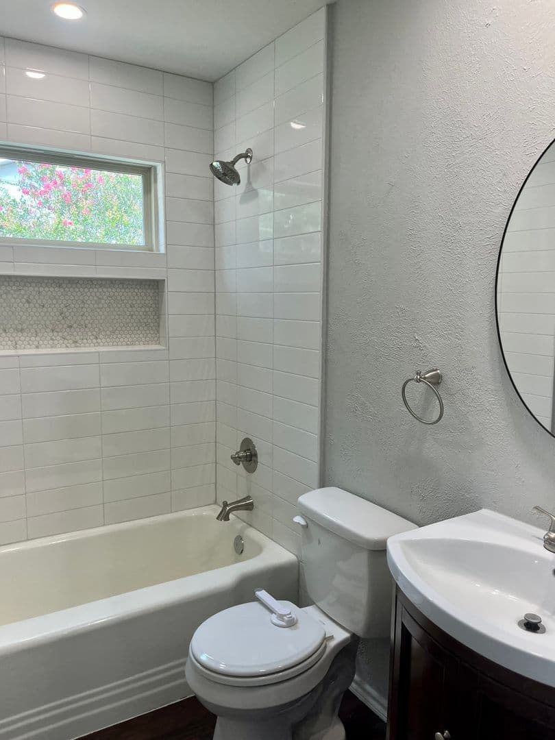 River Oaks House: 5021 Blackstone Dr