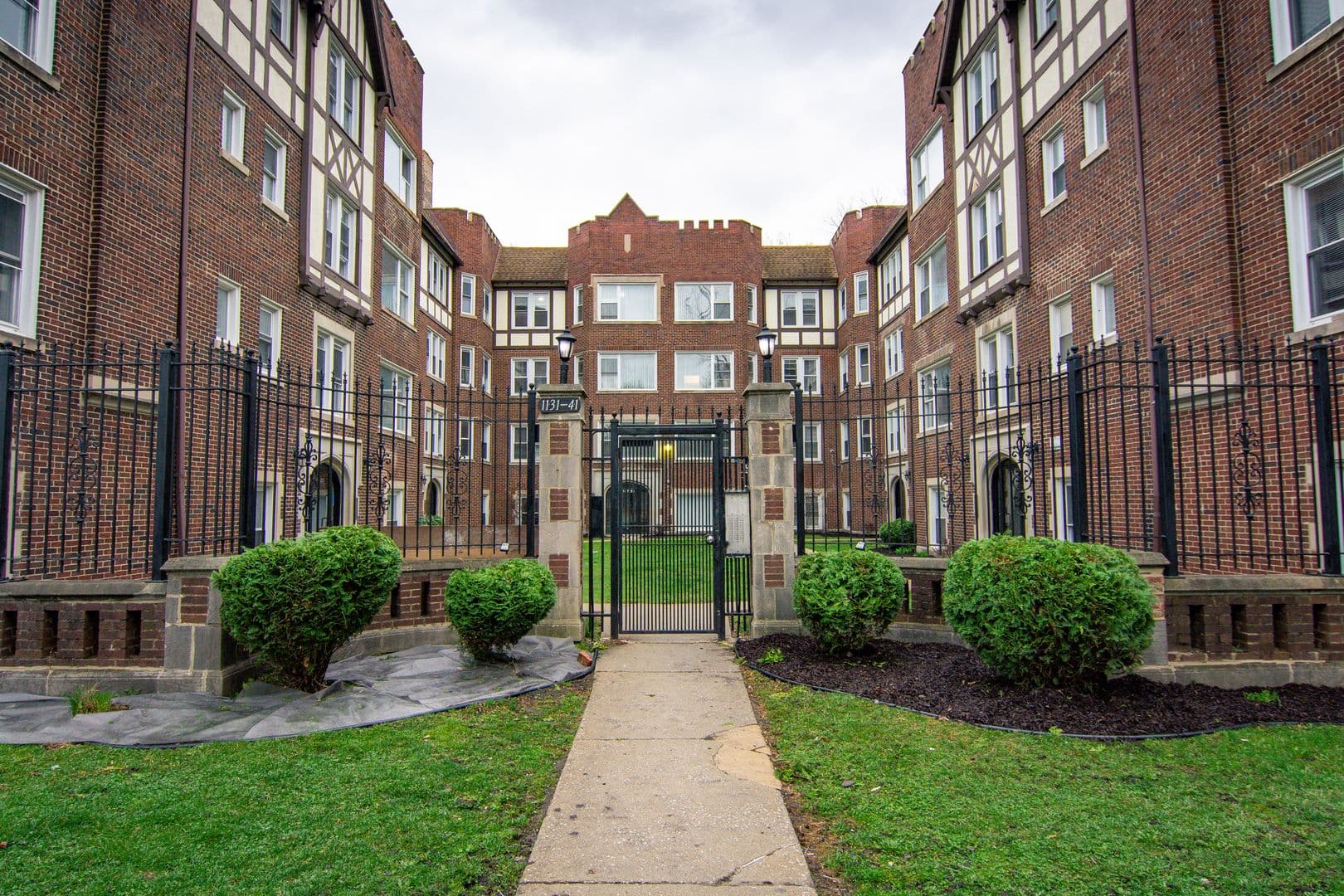 Chicago Apartment: 1131 E 79th Pl