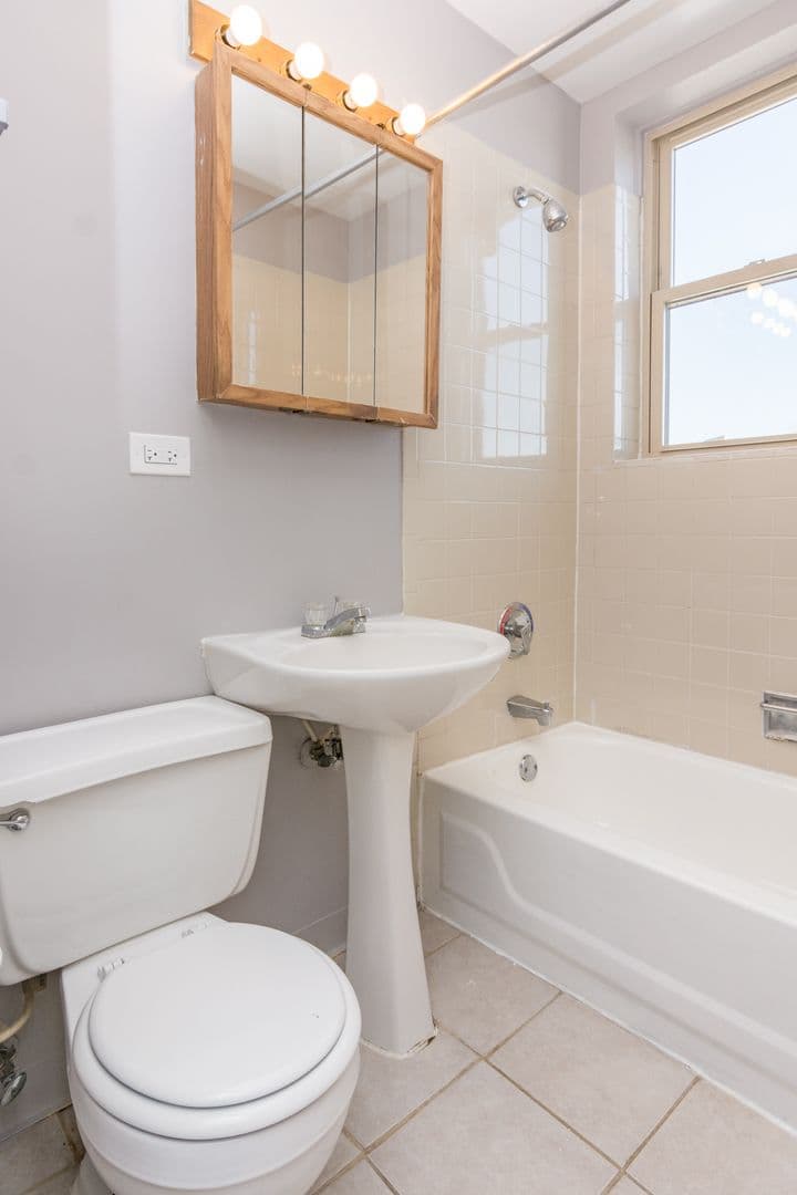 Chicago Apartment: 7147 S Jeffery Blvd