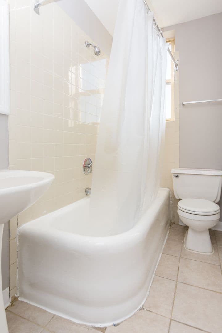Chicago Apartment: 7147 S Jeffery Blvd