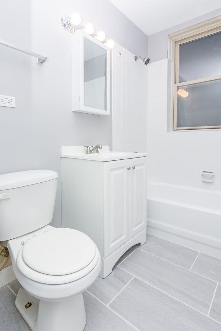 Chicago Apartment: 7130 S Jeffery Blvd