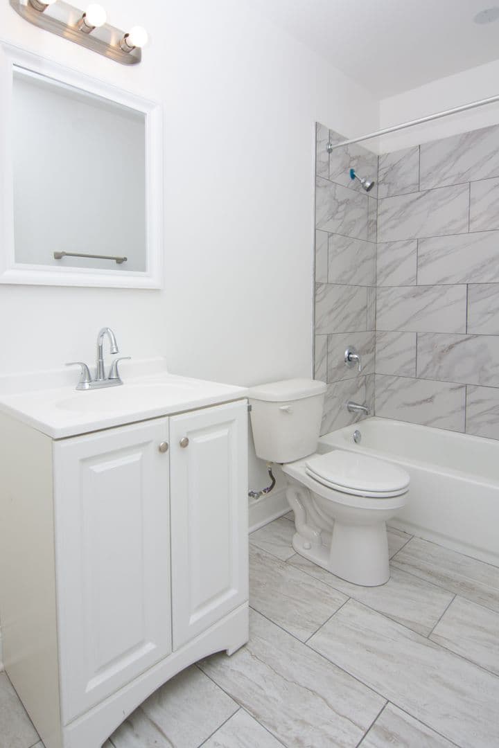 Chicago Apartment: 735 W Garfield Blvd