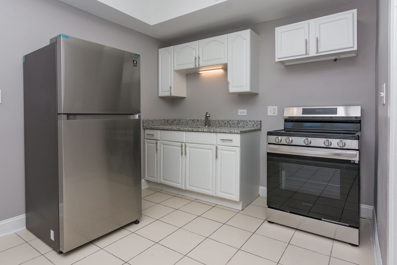 Chicago Apartment: 614 E 71st St