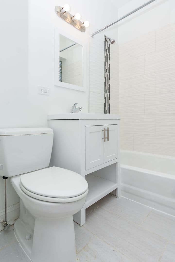 Chicago Apartment: 614 E 71st St