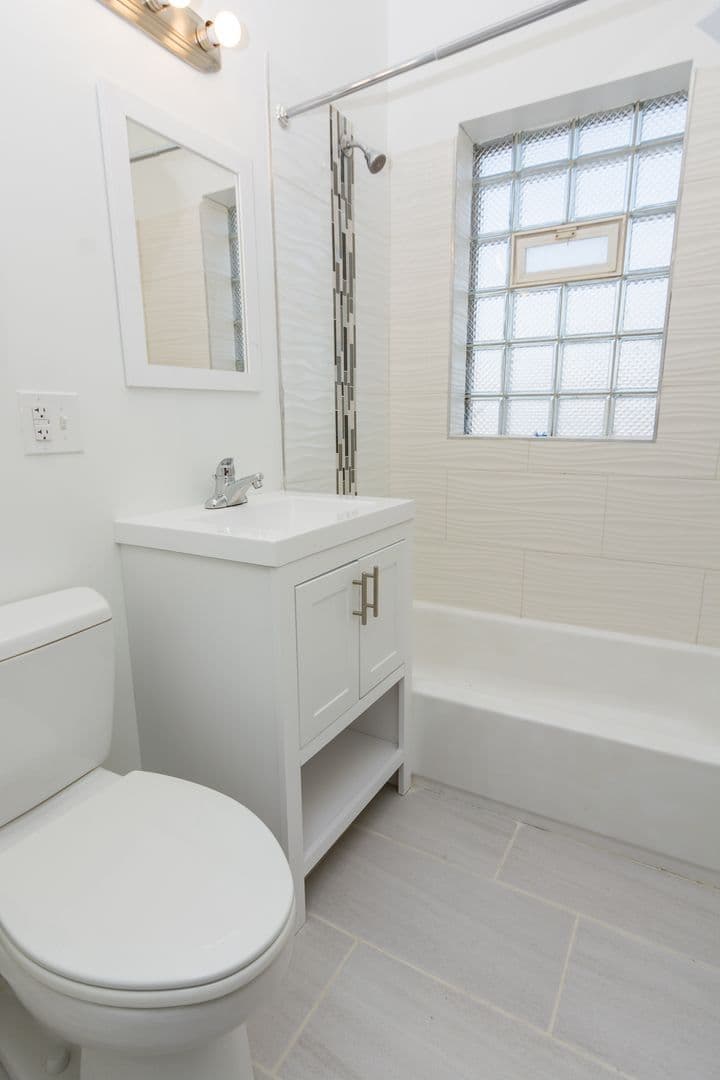 Chicago Apartment: 614 E 71st St