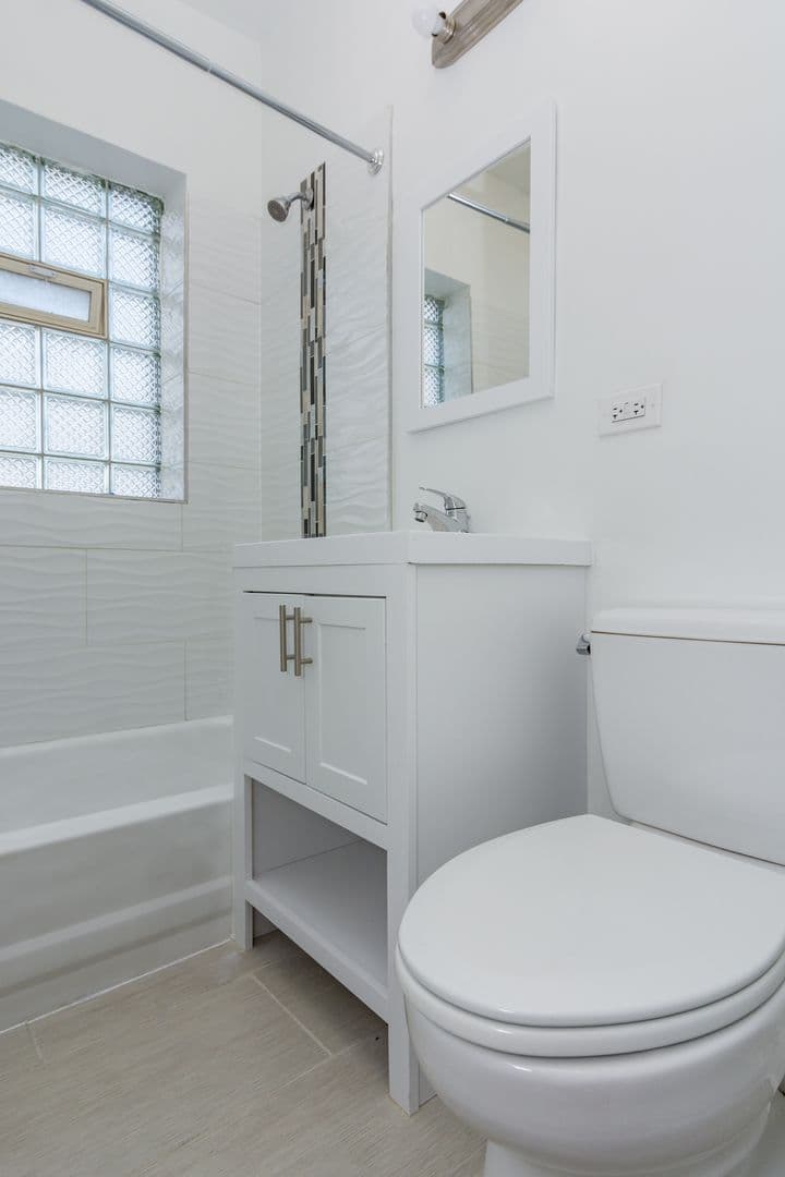 Chicago Apartment: 614 E 71st St