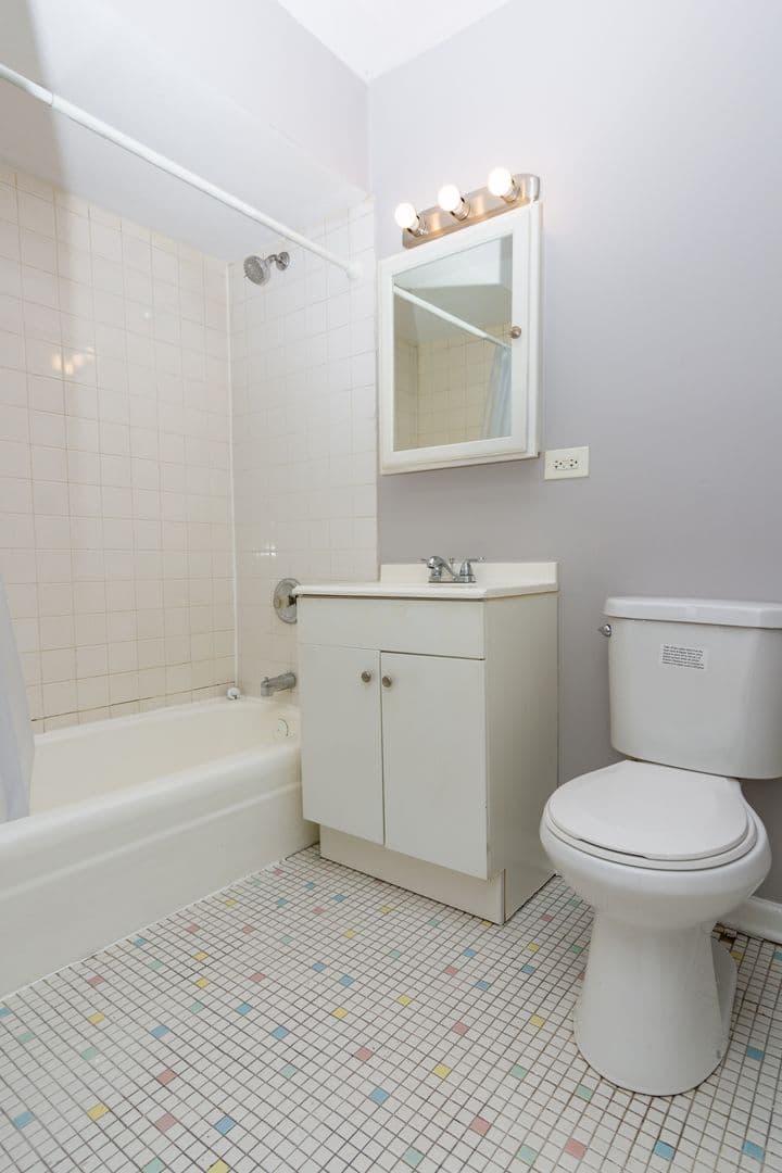 Chicago Apartment: 8213 S Exchange Ave