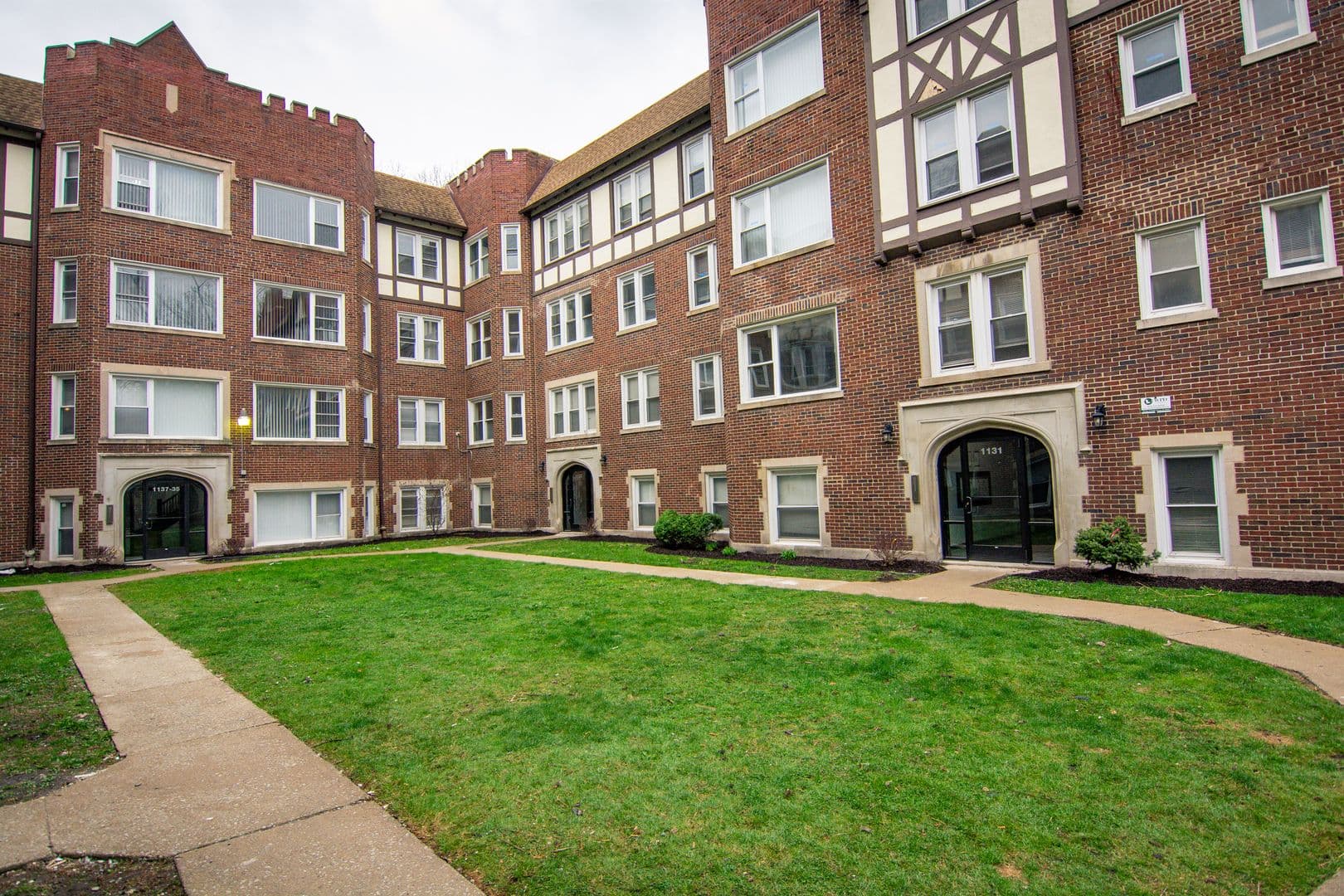 Chicago Apartment: 1131 E 79th Pl