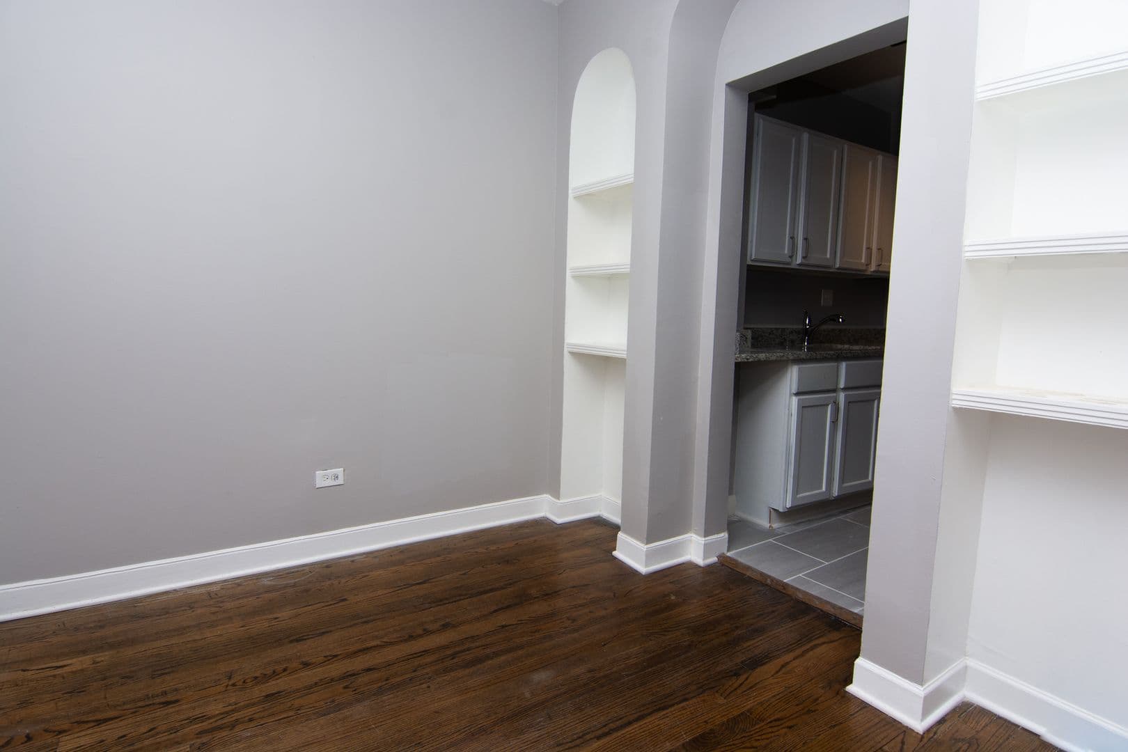 Chicago Apartment: 7130 S Jeffery Blvd