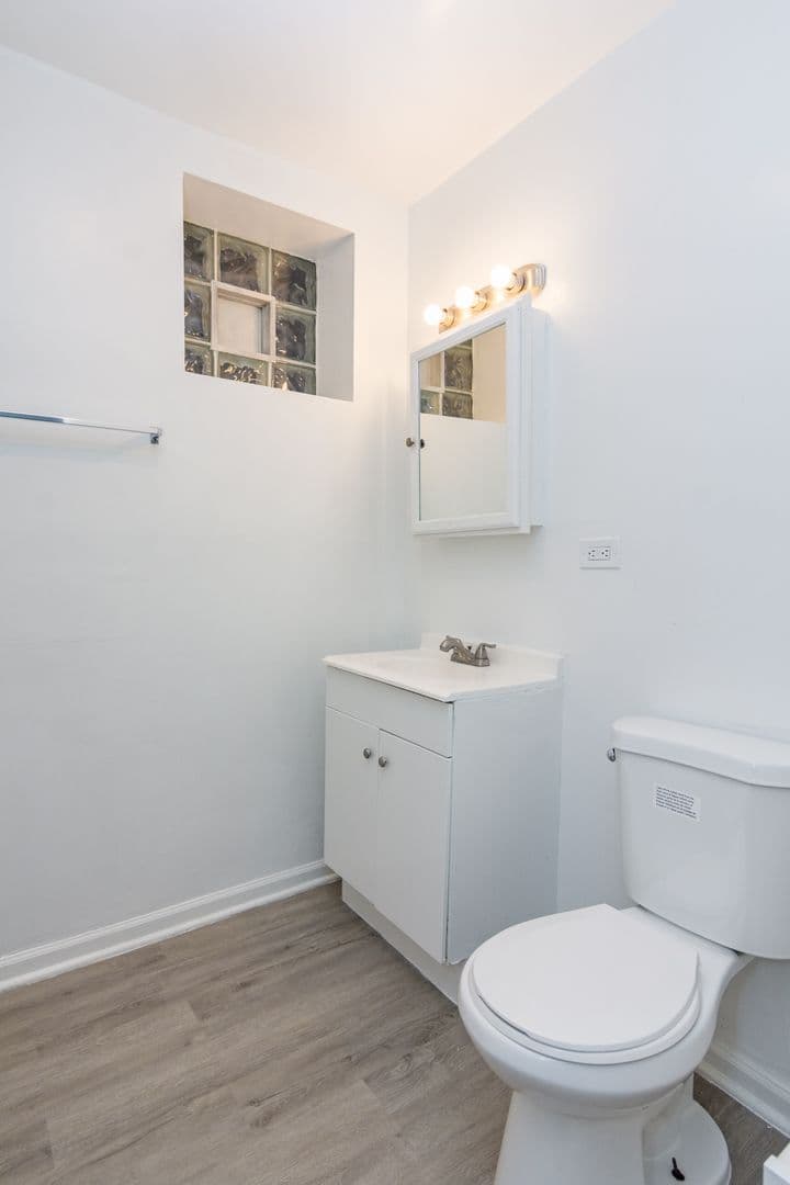Chicago Apartment: 5334 W Madison Ave