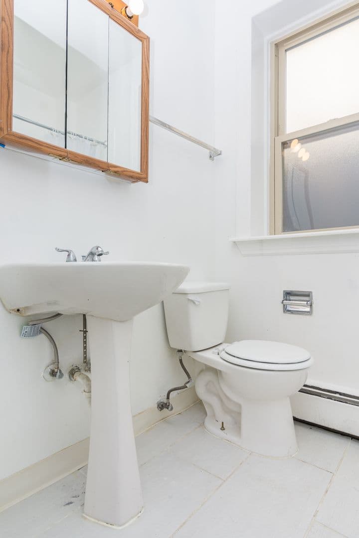 Chicago Apartment: 7130 S Jeffery Blvd