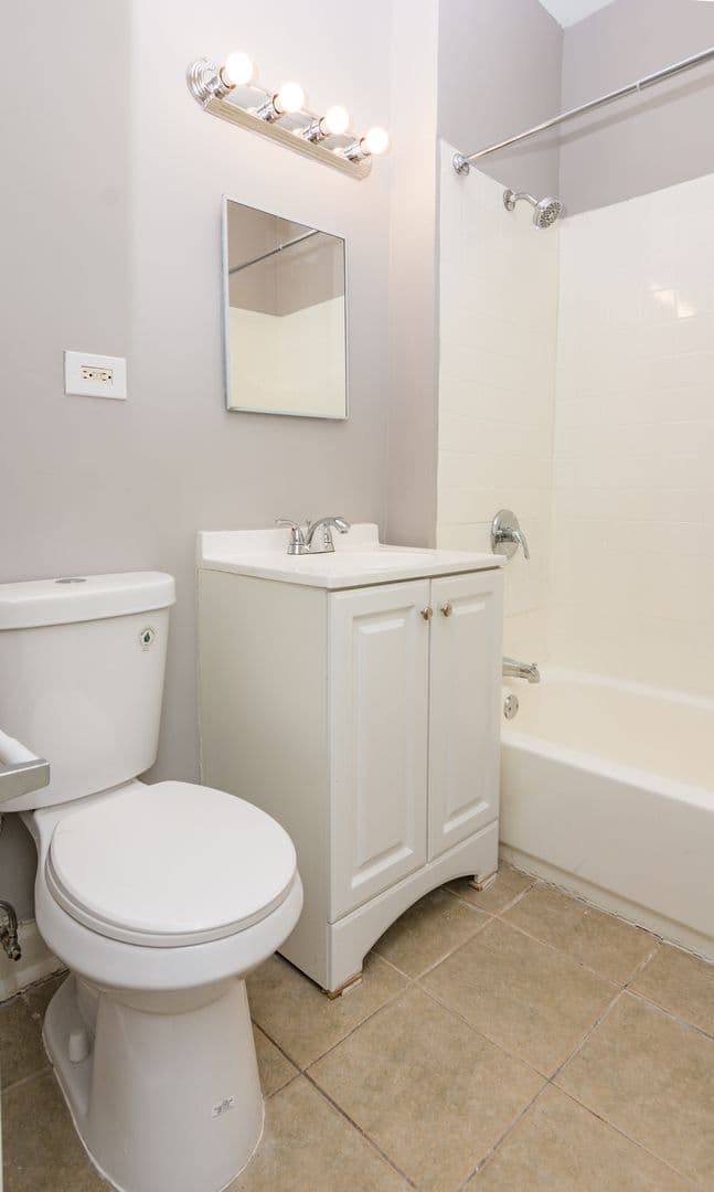 Chicago Apartment: 7436 S Kingston Ave
