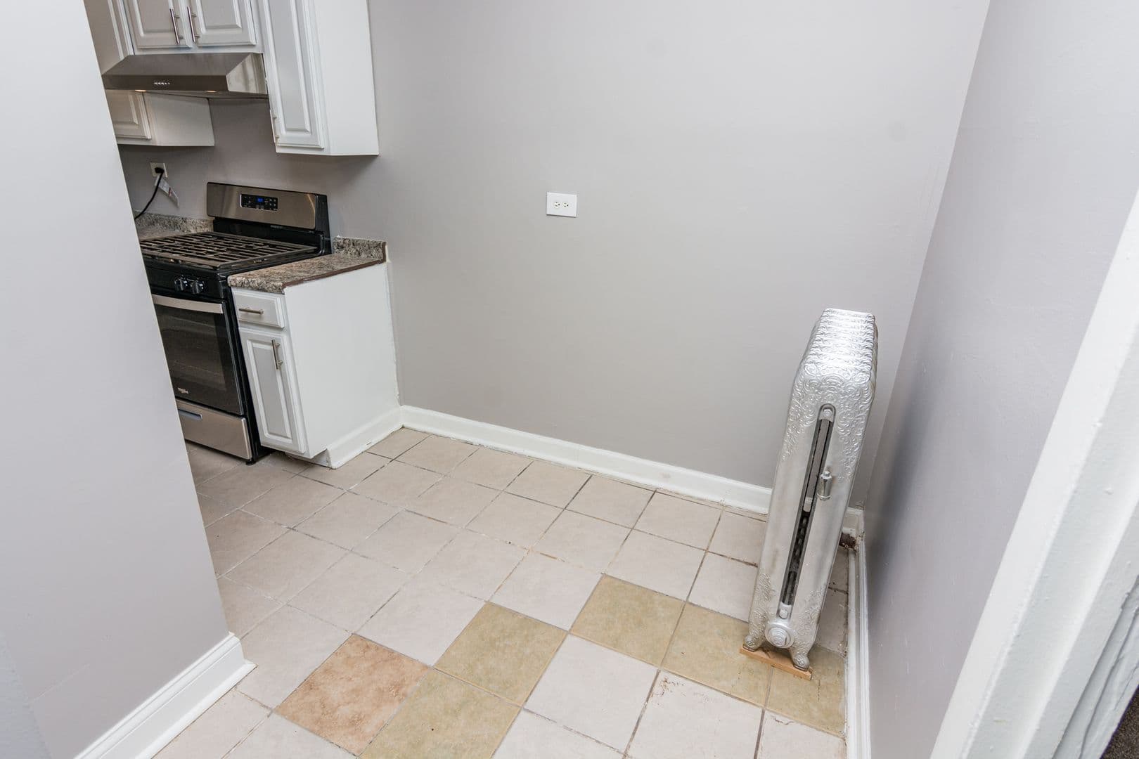 Chicago Apartment: 7436 S Kingston Ave