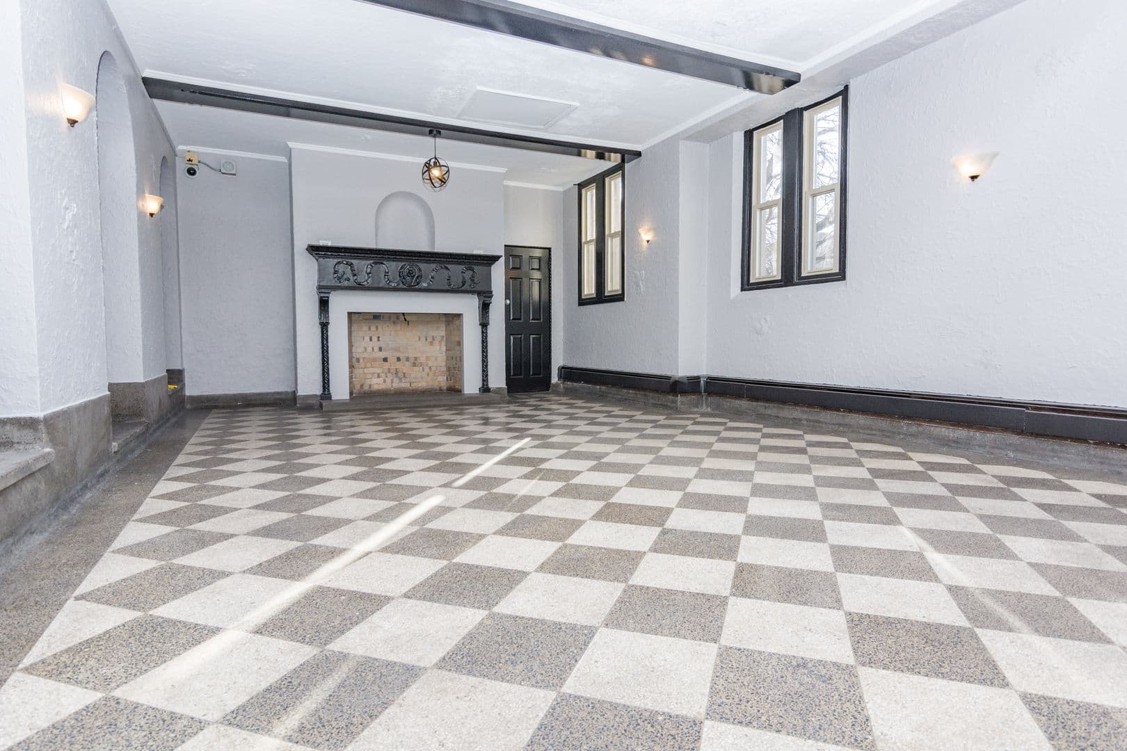 Chicago Apartment: 7147 S Jeffery Blvd