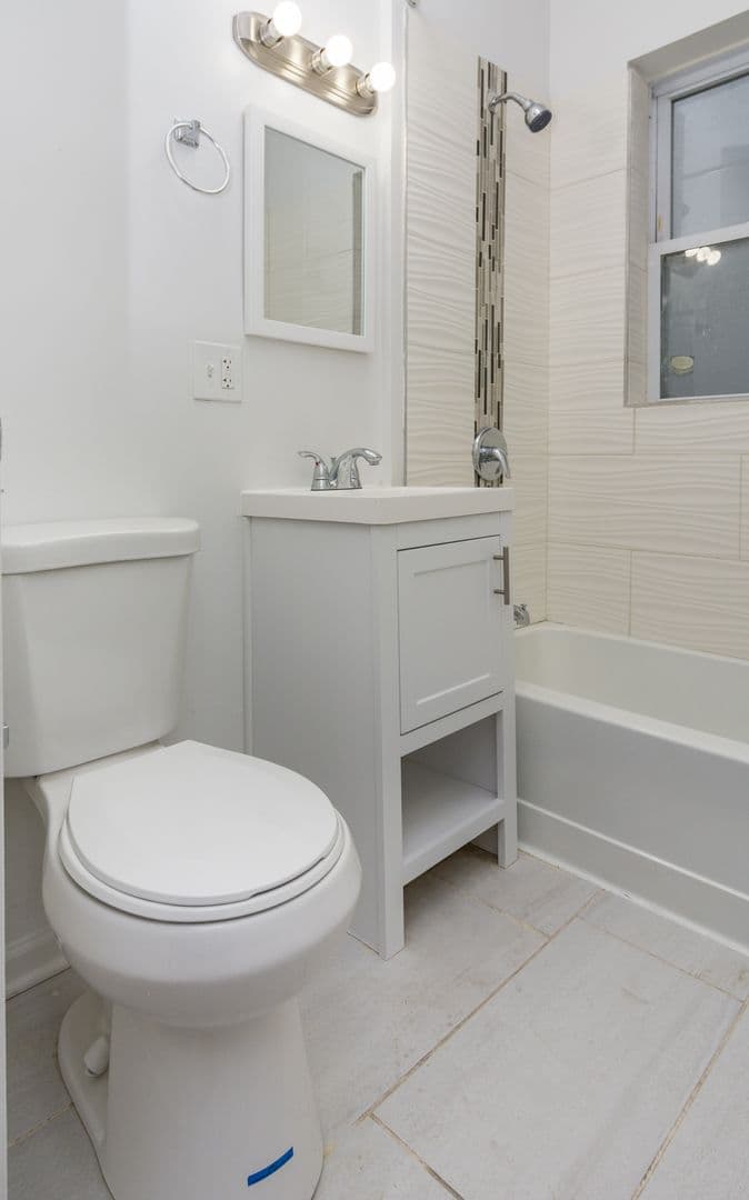 Chicago Apartment: 1131 E 79th Pl