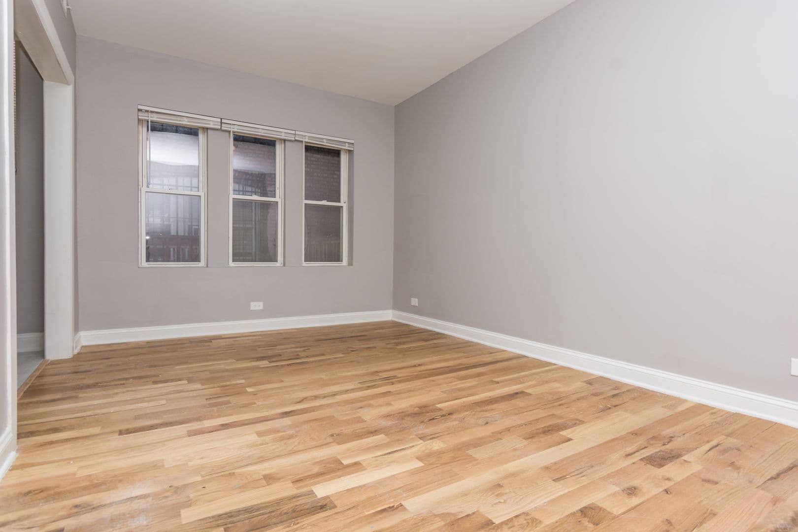 Chicago Apartment: 614 E 71st St