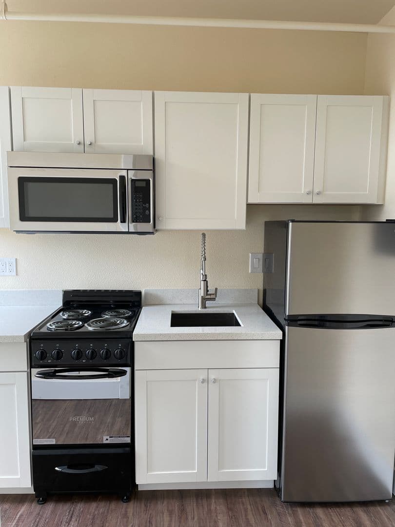 Everett Apartment: 1804 Hewitt Ave