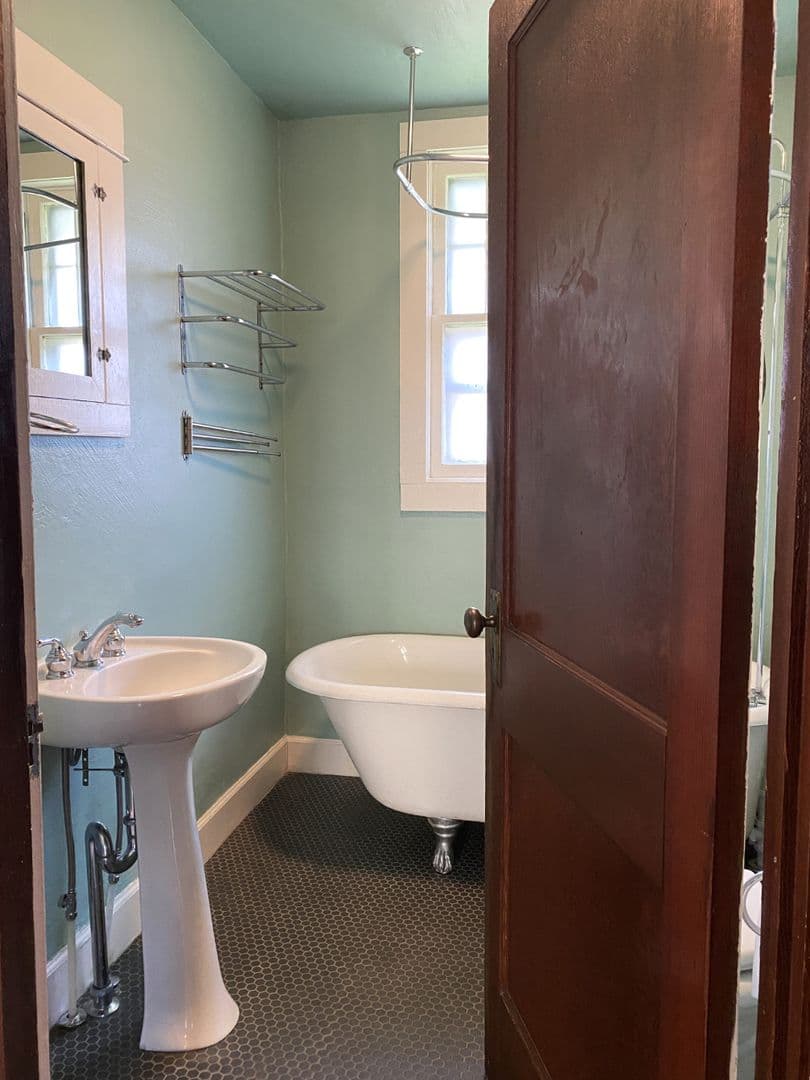 The Dalles House: 604 W 11th St