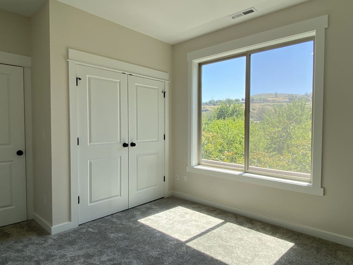 The Dalles House: 112 Southshore Ave