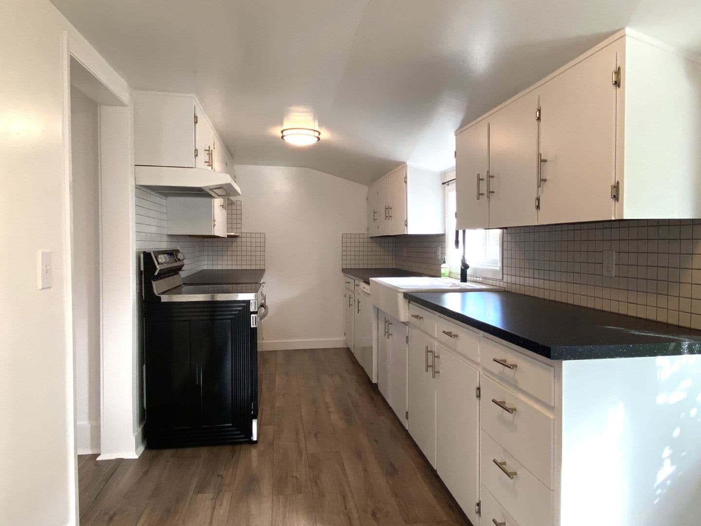 The Dalles House: 1222 E 8th St