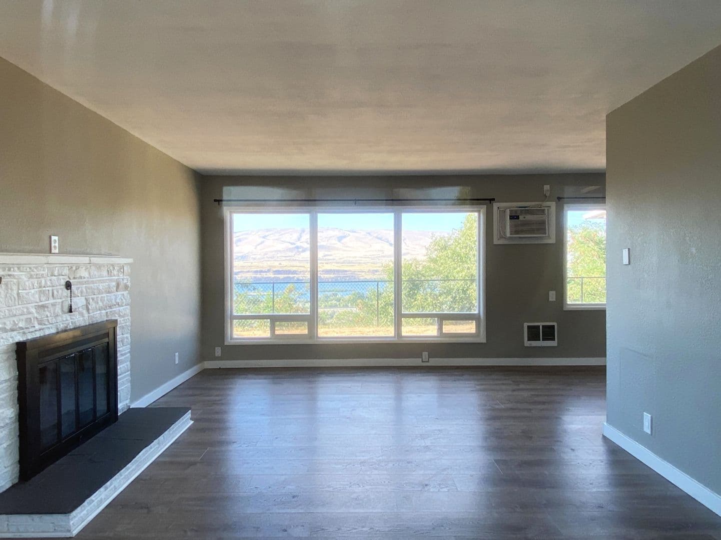 The Dalles House: 2207 E 10th St