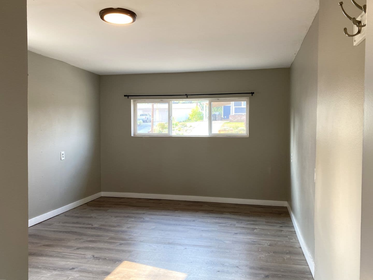 The Dalles House: 2207 E 10th St