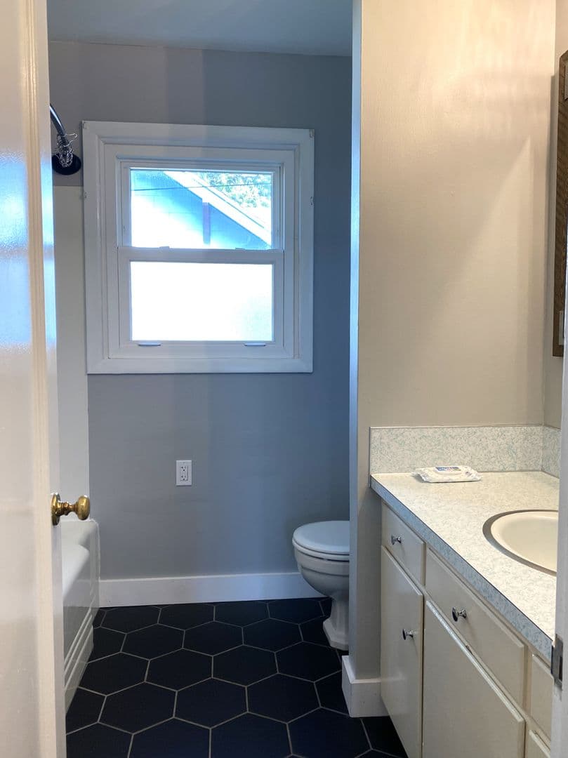 The Dalles House: 716 E 14th St