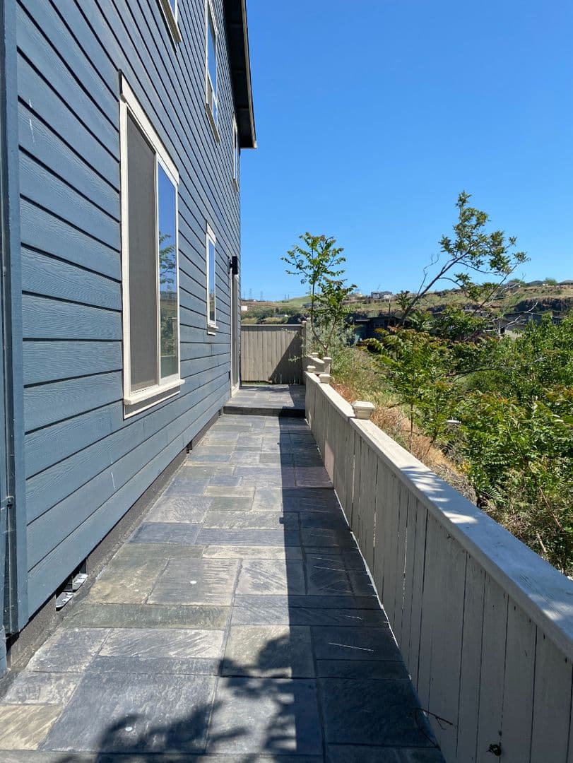 The Dalles House: 112 Southshore Ave