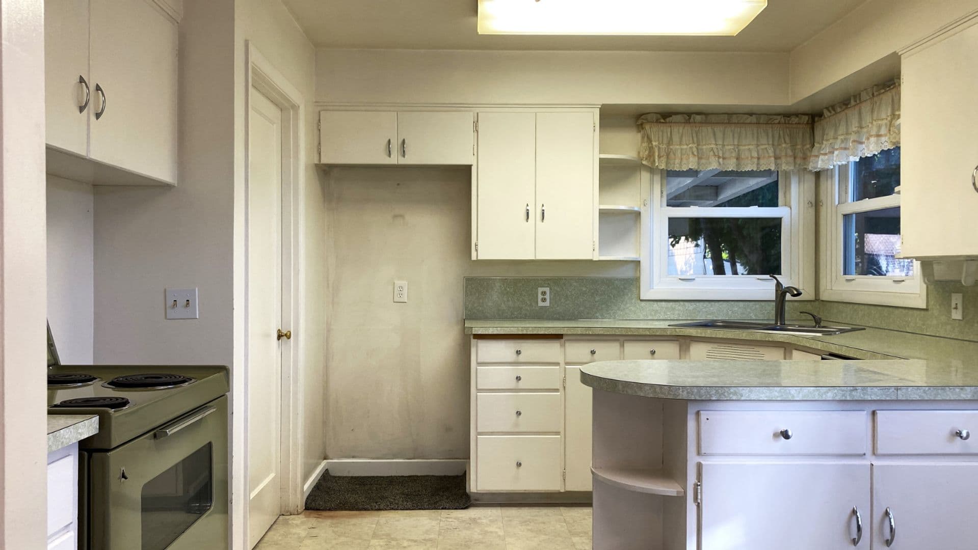 The Dalles House: 716 E 14th St